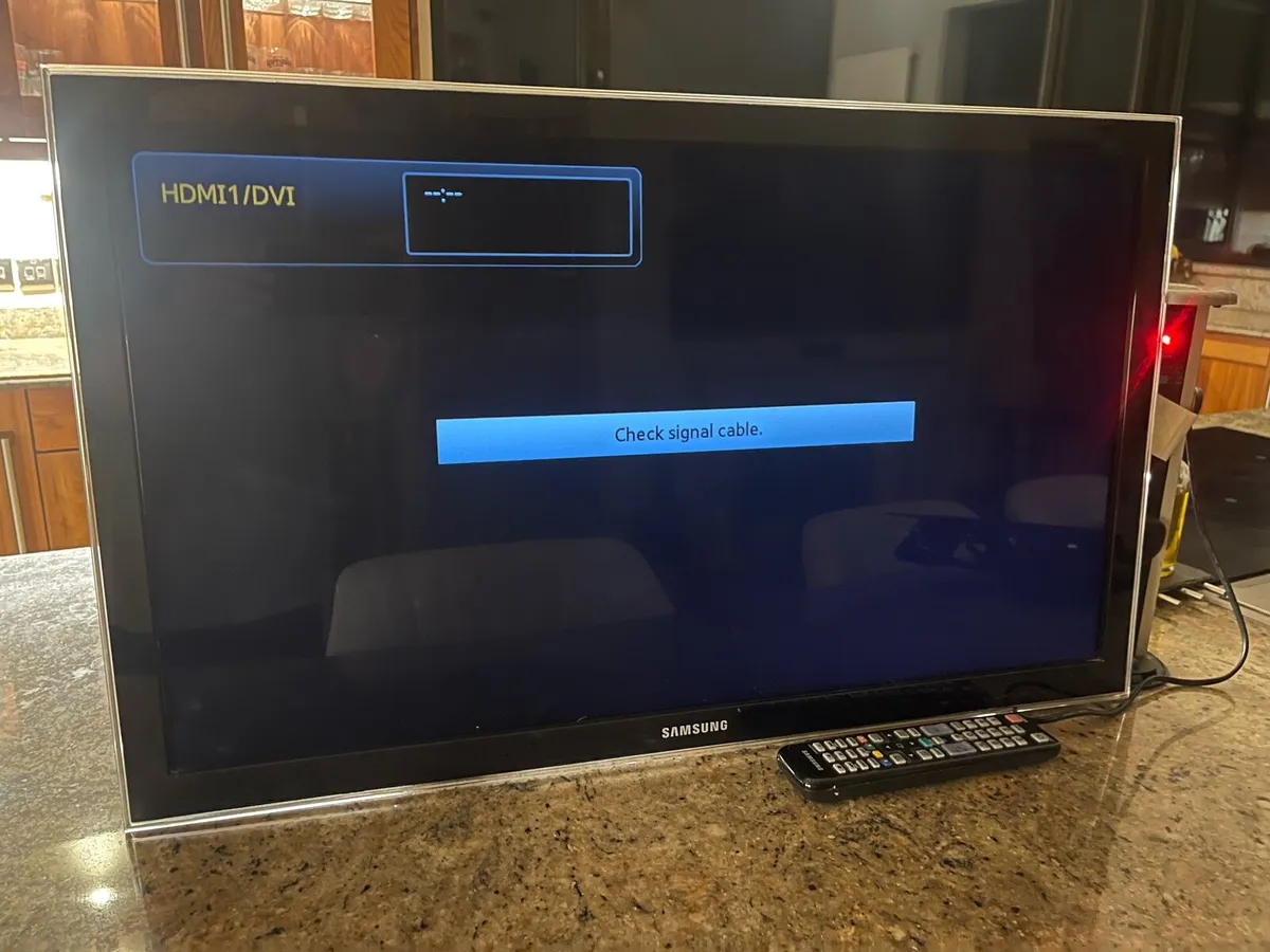 32 Inch Samsung TV With Wall Mount & Remote - Image 2