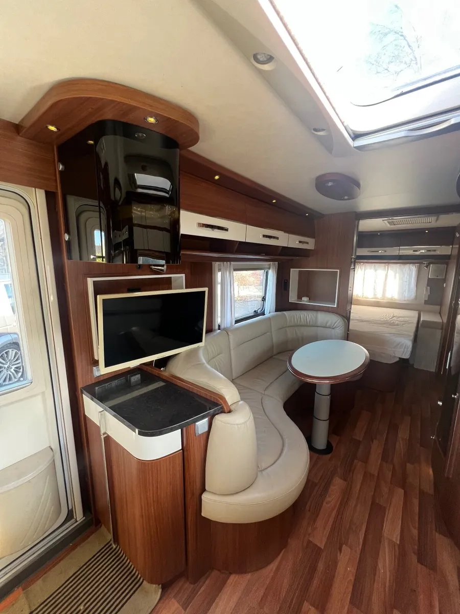 Caravan fixed bed Hymer - Image 4
