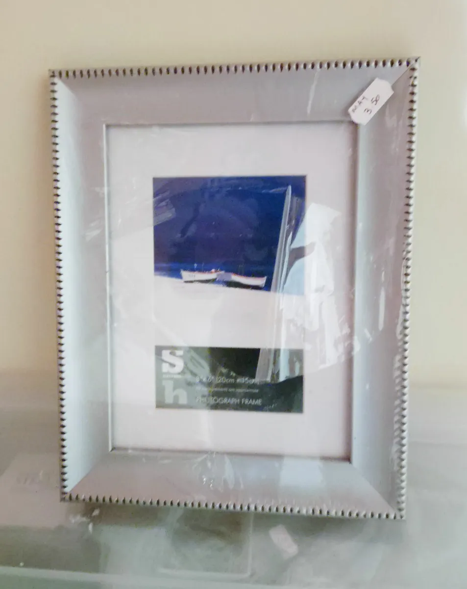 SILVER 8"X6" PHOTO FRAME (NEW). - Image 1
