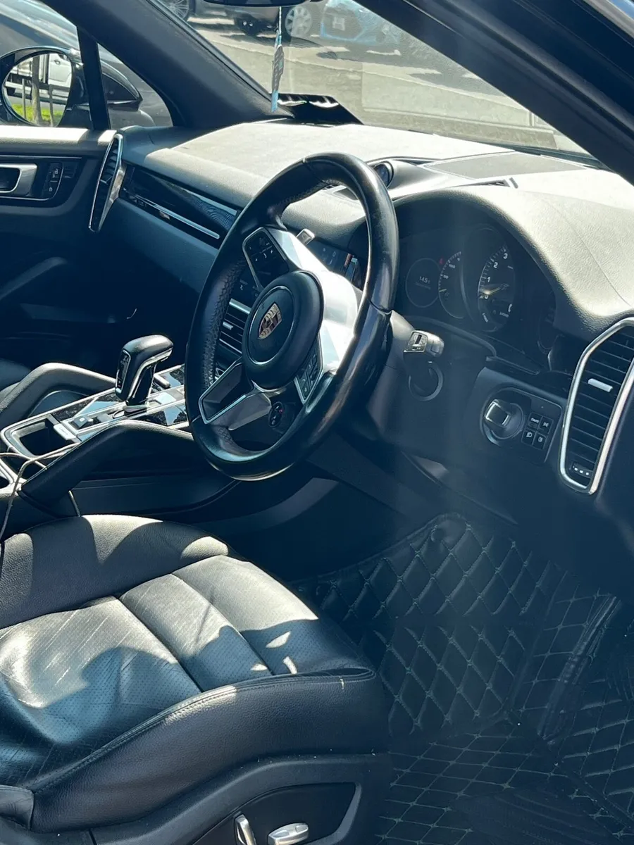 Porsche Cayenne 2020 Hybrid 555 hbp - Image 3