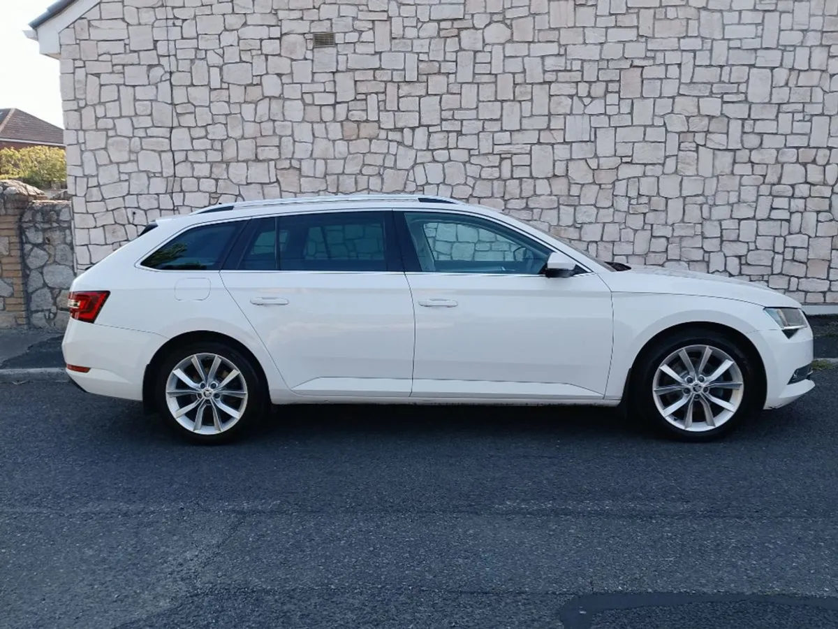 Skoda Superb COM Style 2.0tdi 150HP 4DR - Image 3