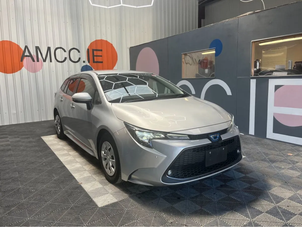 Toyota Corolla 1.8 Hyrbid / Reverse Camera Adapti - Image 1