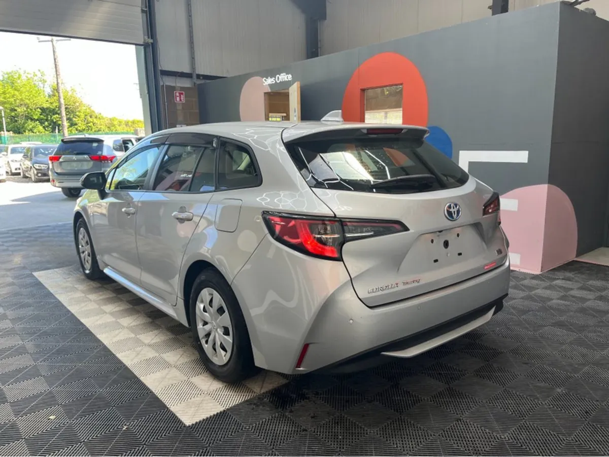 Toyota Corolla 1.8 Hyrbid / 112k KMs / Reverse Ca - Image 4