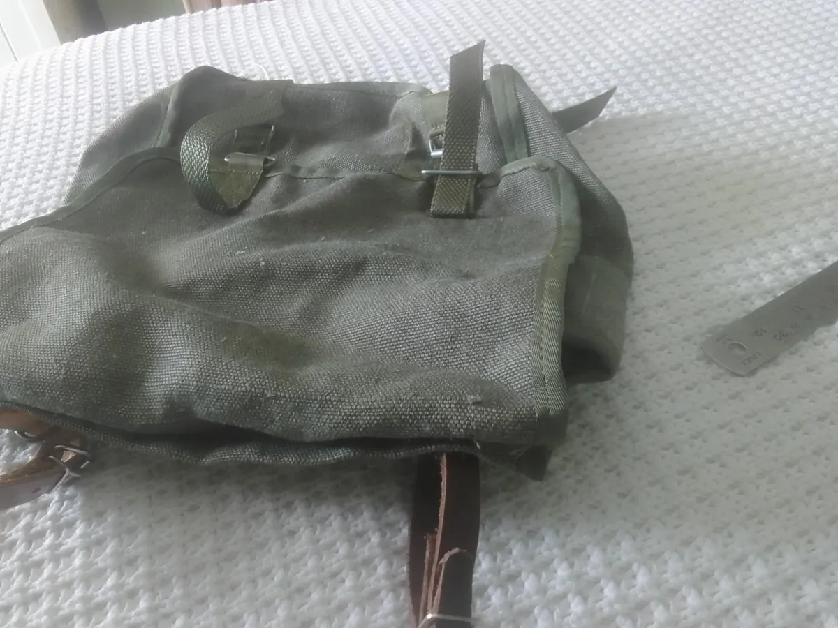 VINTAGE ARMY  BAG EXCELLENT CONDITION - Image 4