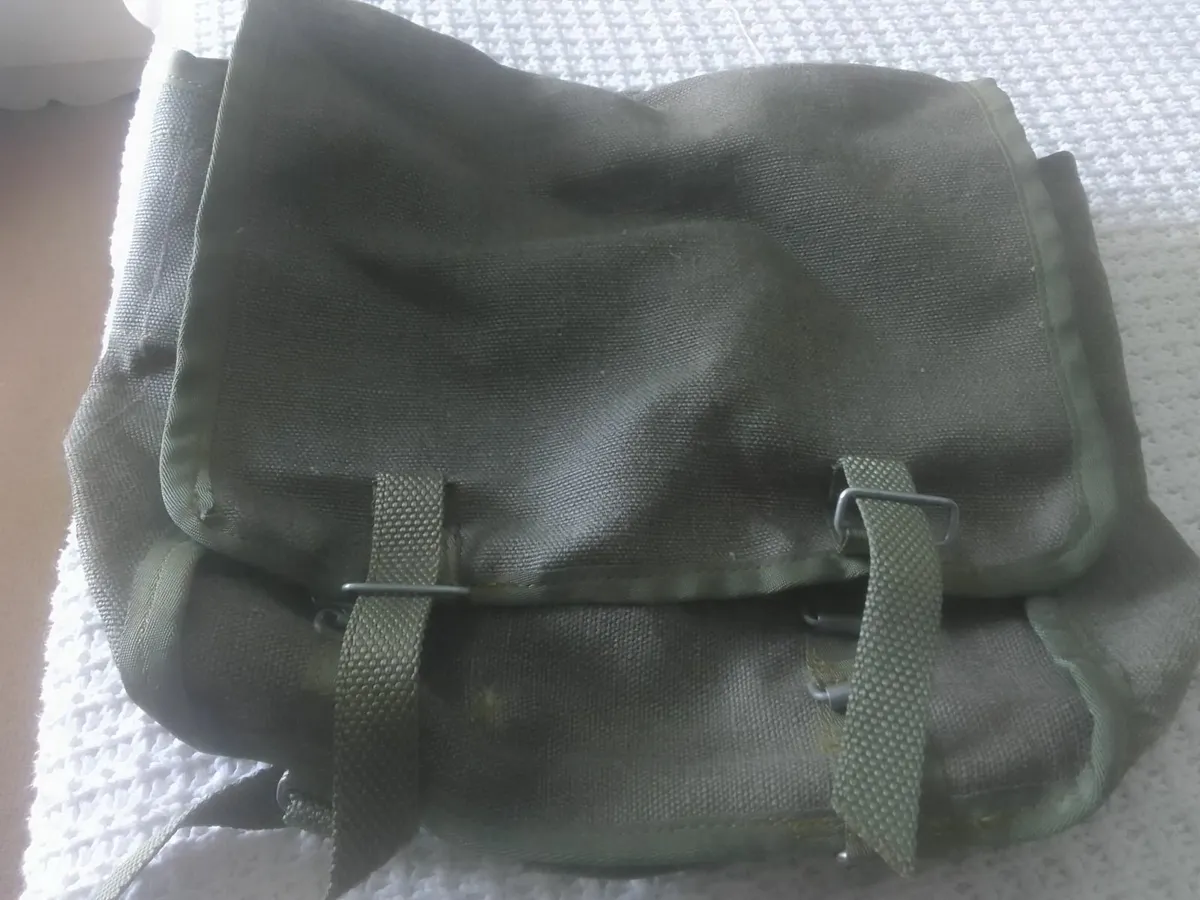 VINTAGE ARMY  BAG EXCELLENT CONDITION - Image 1