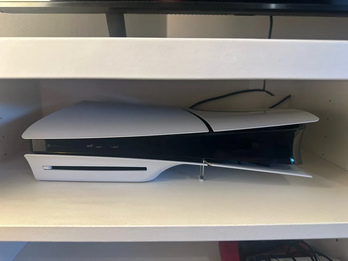 PlayStation 5 disc edition & 2 controllers - Image 1
