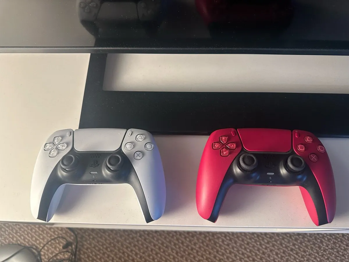 PlayStation 5 disc edition & 2 controllers - Image 2