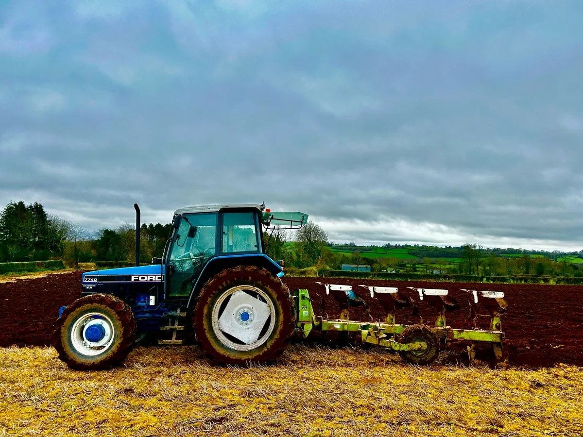 Dowdeswell DP7 4 fur reversible plough - Image 1