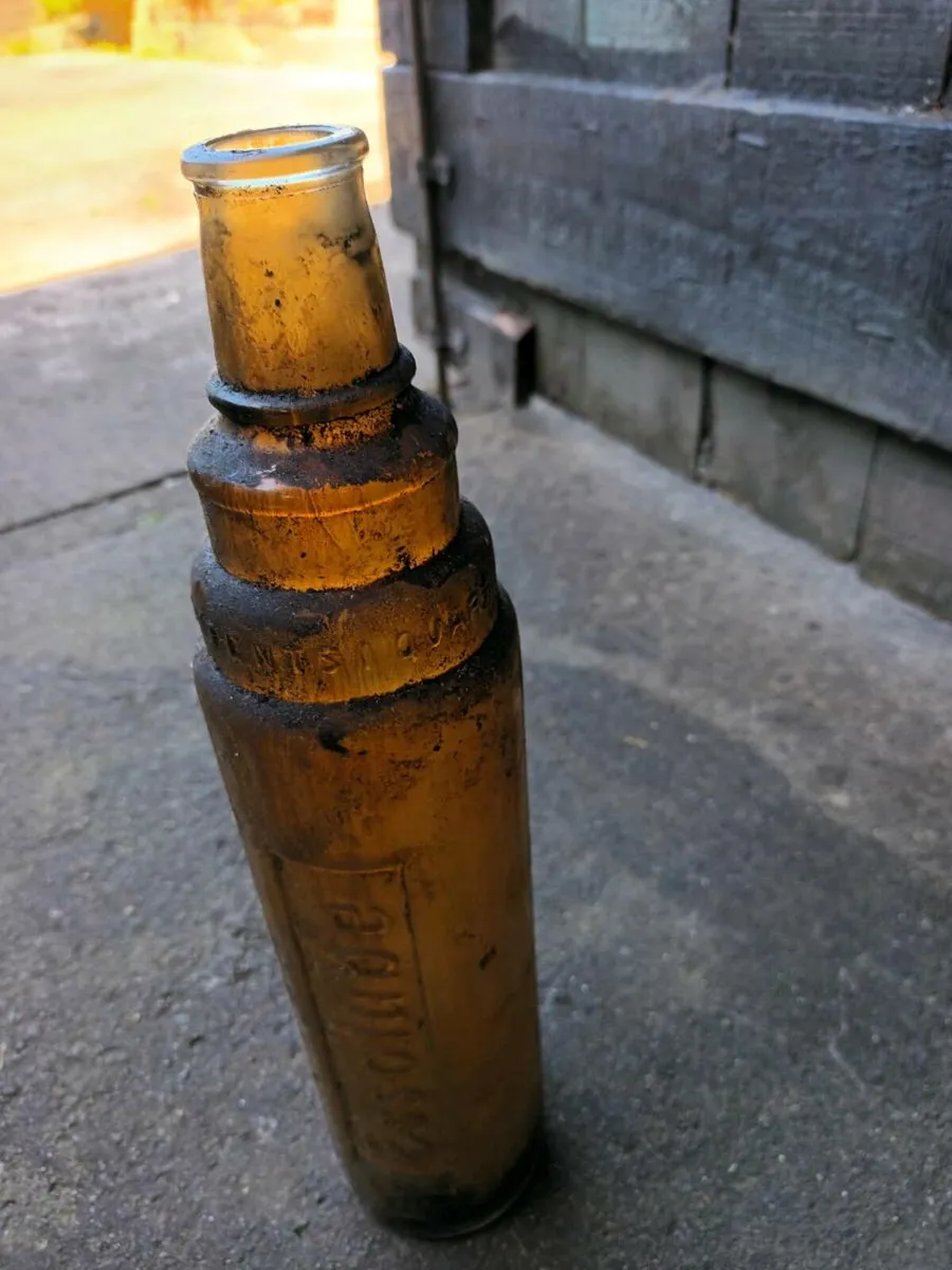 Essolube bottle and oil crate - Image 1