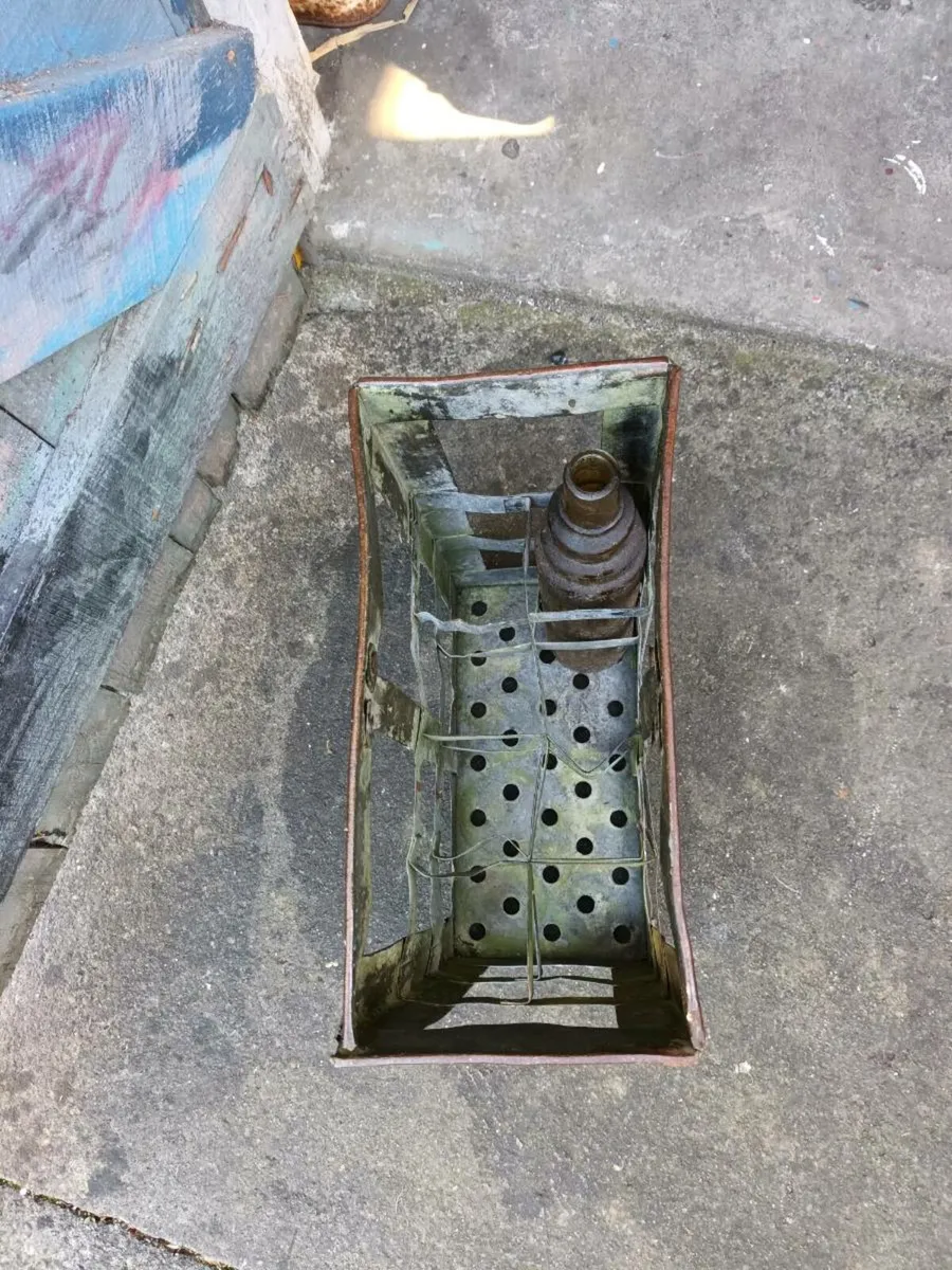 Essolube bottle and oil crate - Image 2