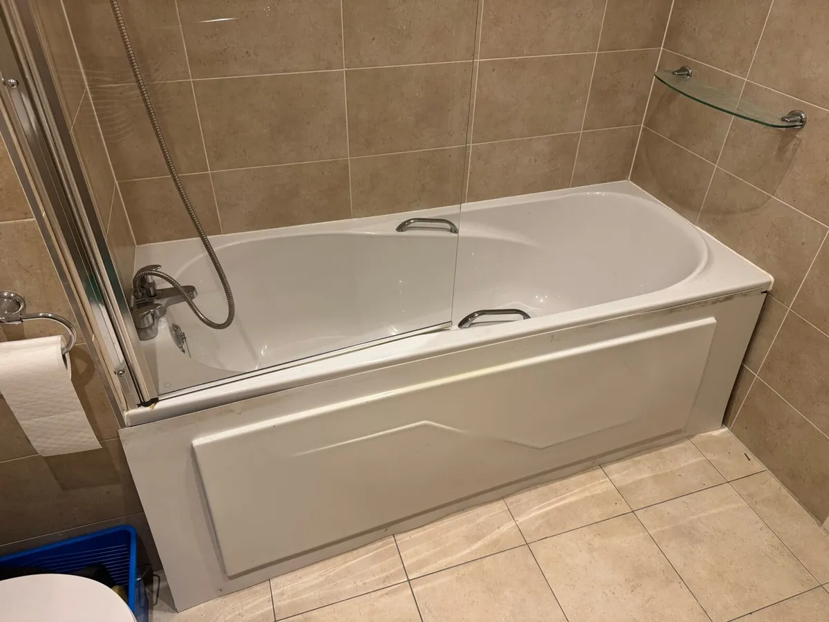 Bath, taps, mixer head and glass panel - Image 2