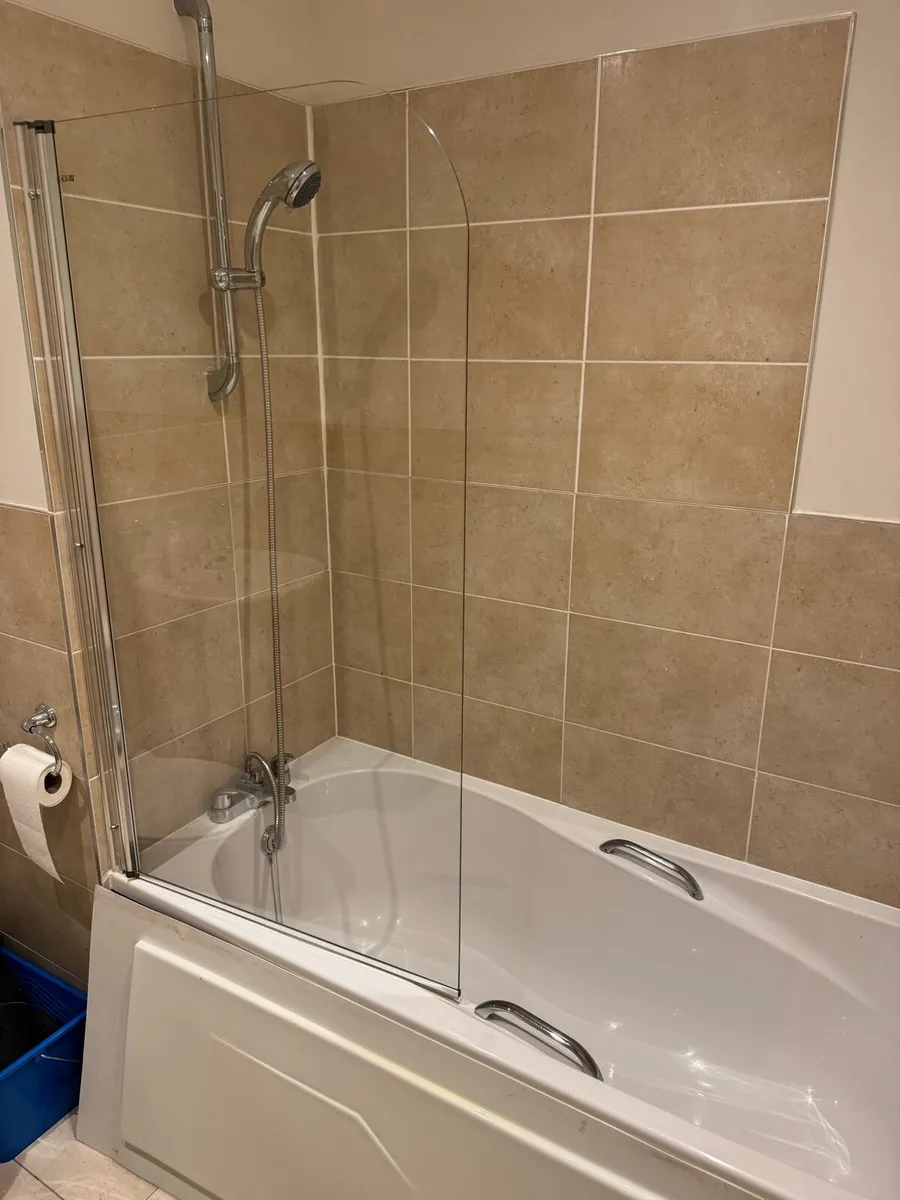 Bath, taps, mixer head and glass panel - Image 3