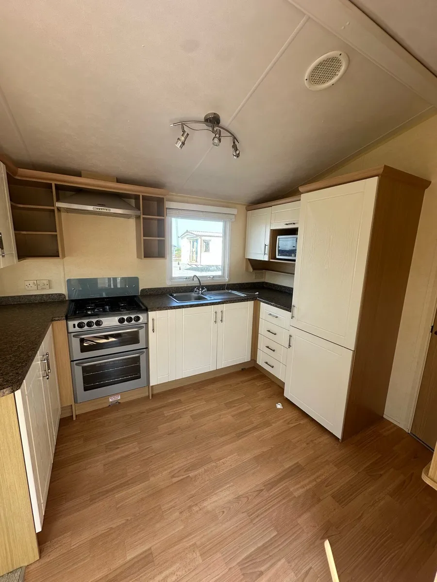 Willerby Granada 33 x 12 x 2 Bed - Image 2