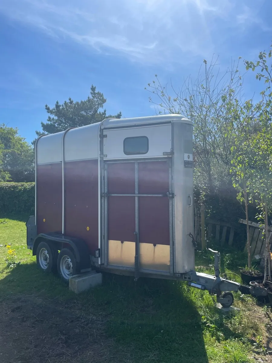 Ifor Williams Horse Box 401R - Image 1