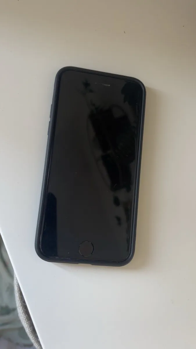 iPhone SE - Image 1