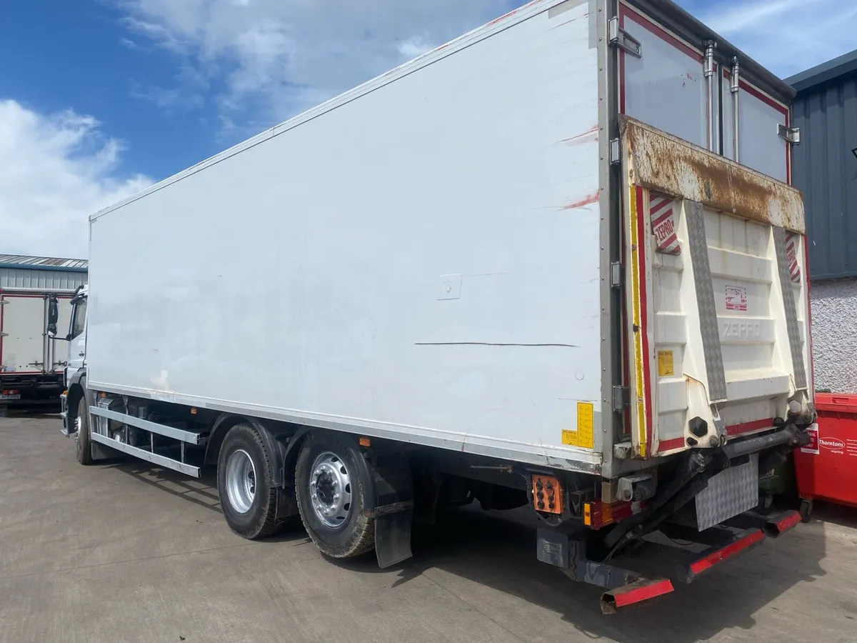 Mercedes Axor 2529 28ft fridge 2012 - Image 3