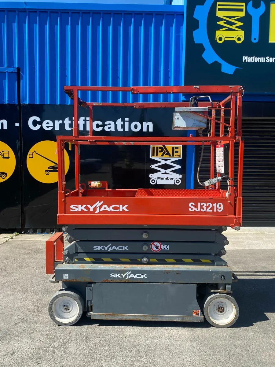 scissor lift - Image 1