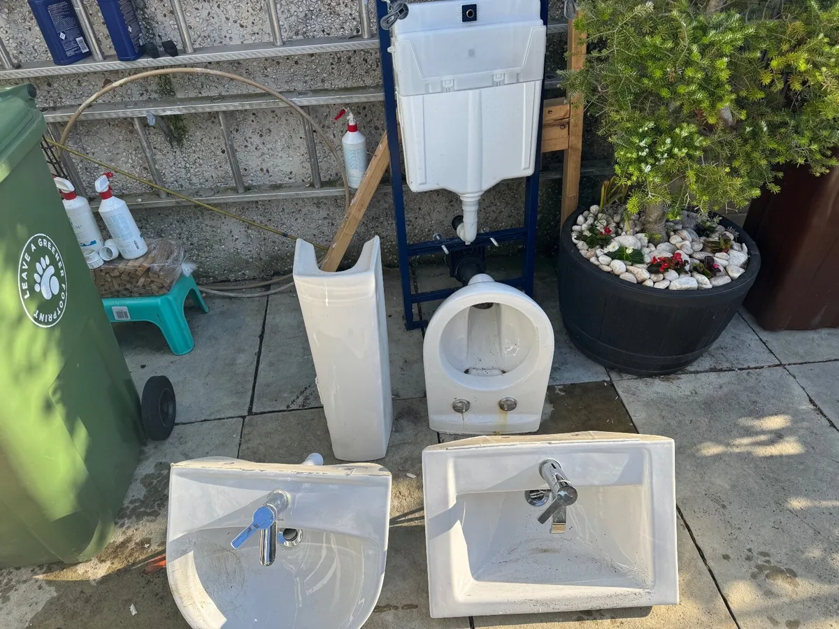 Sinks & Toilet