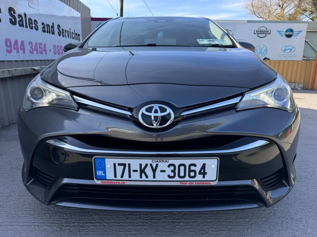 171 Toyota Avensis  1.6 D-4D Luna Tourer - Image 4