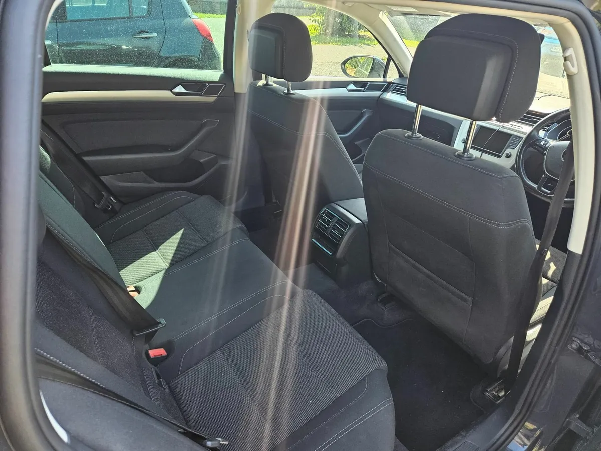 Volkswagen Passat 2017 - Image 2