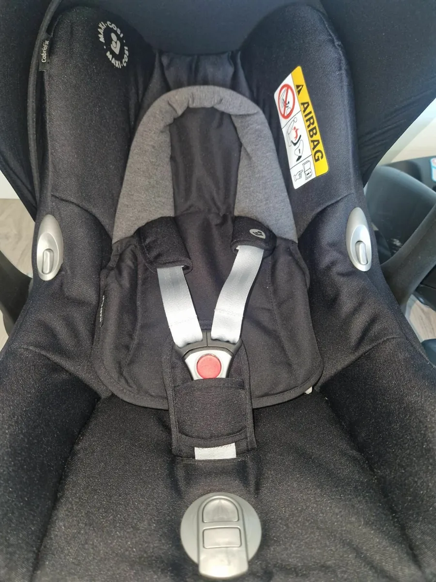 Uppababy Vista V2 with NEW car sewt isofix - Image 3