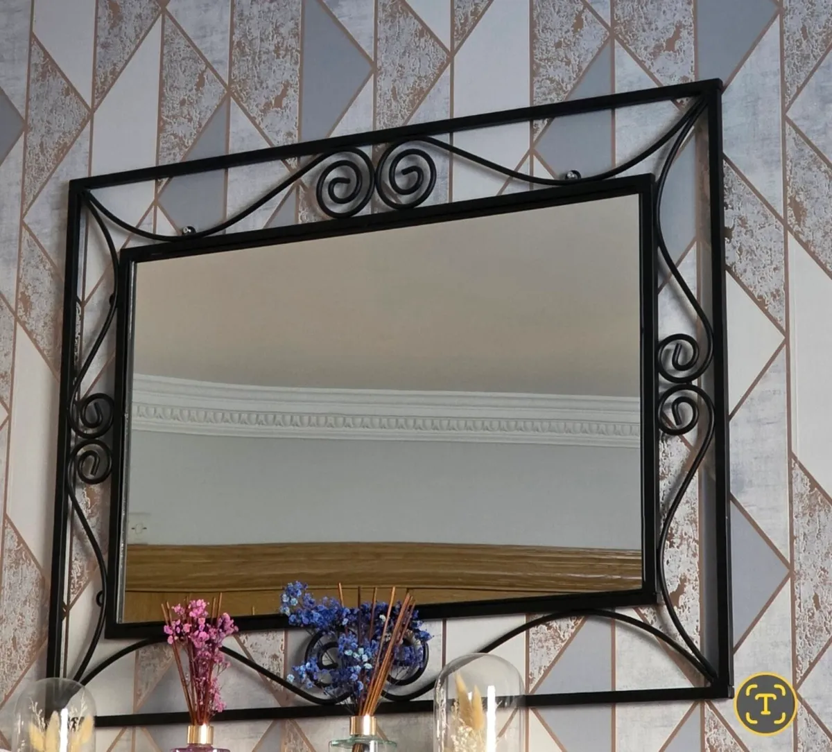 Black Iron mirror  excelente condition