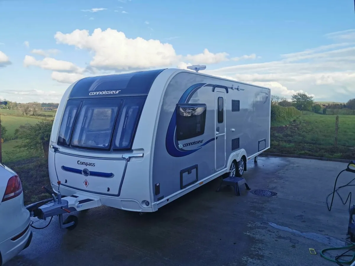 Caravan 2021 4 berth fixed rear bed - Image 3