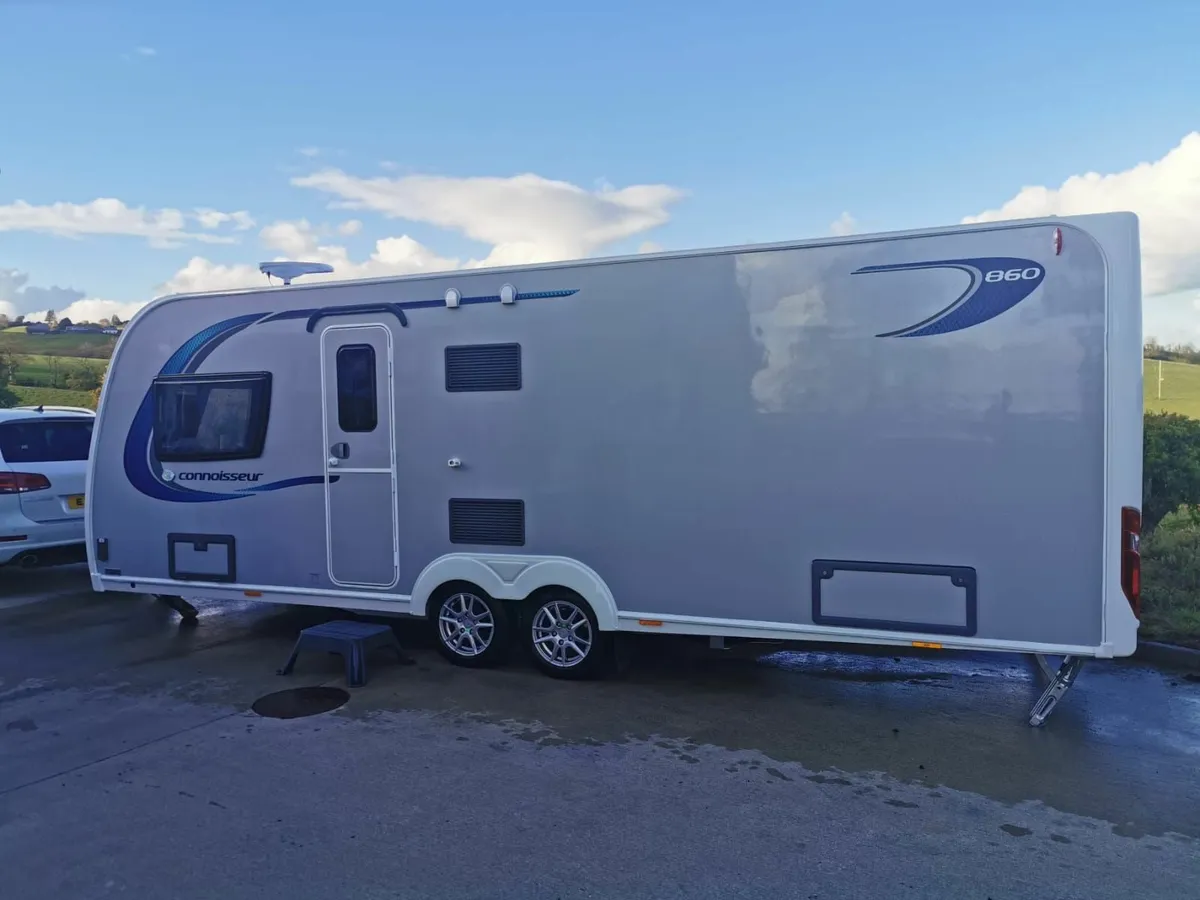 Caravan 2021 4 berth fixed rear bed - Image 2