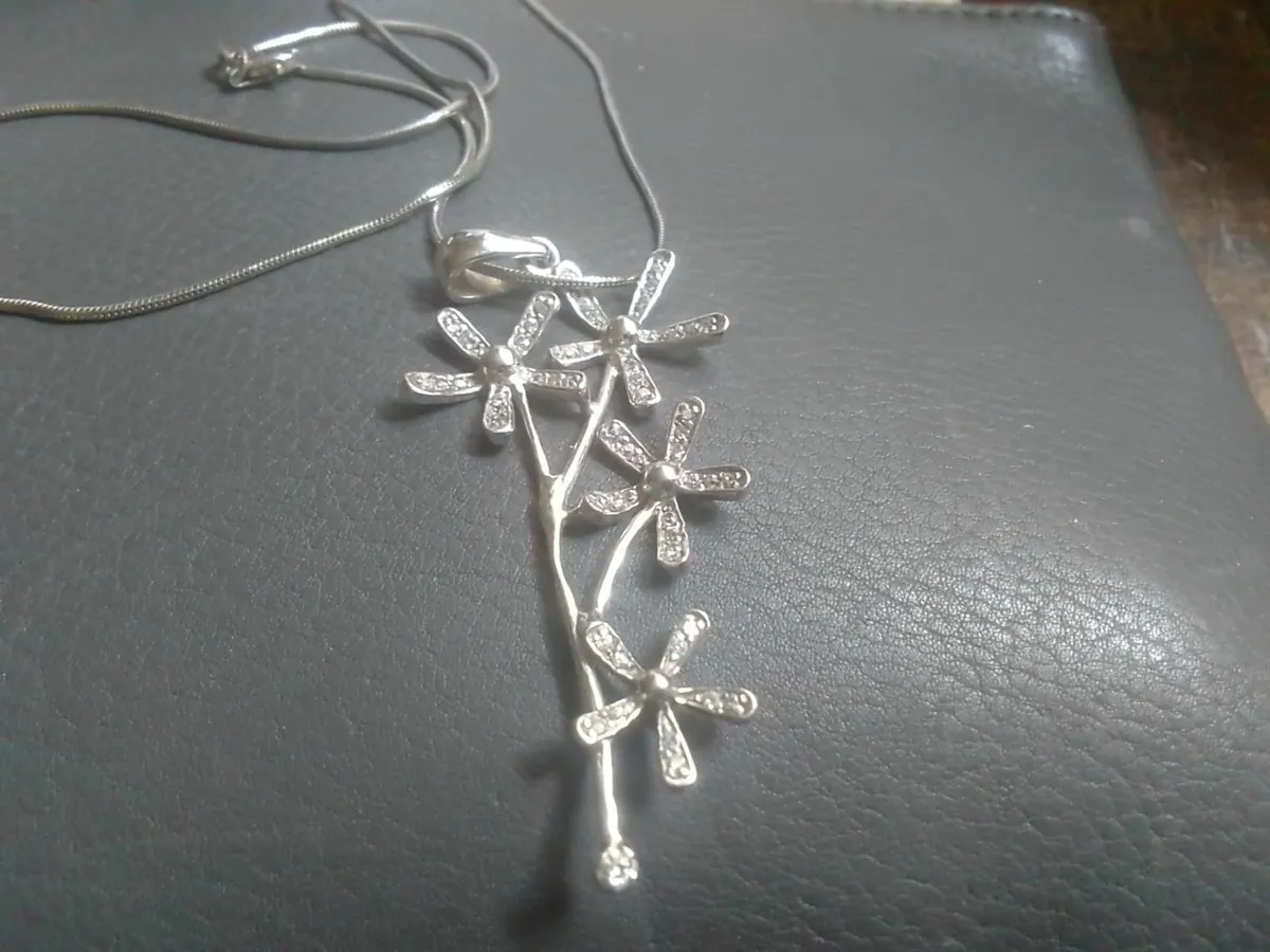 STERLING SILVER VINTAGE FLOWER ZIRCONIA PENDANT - Image 1