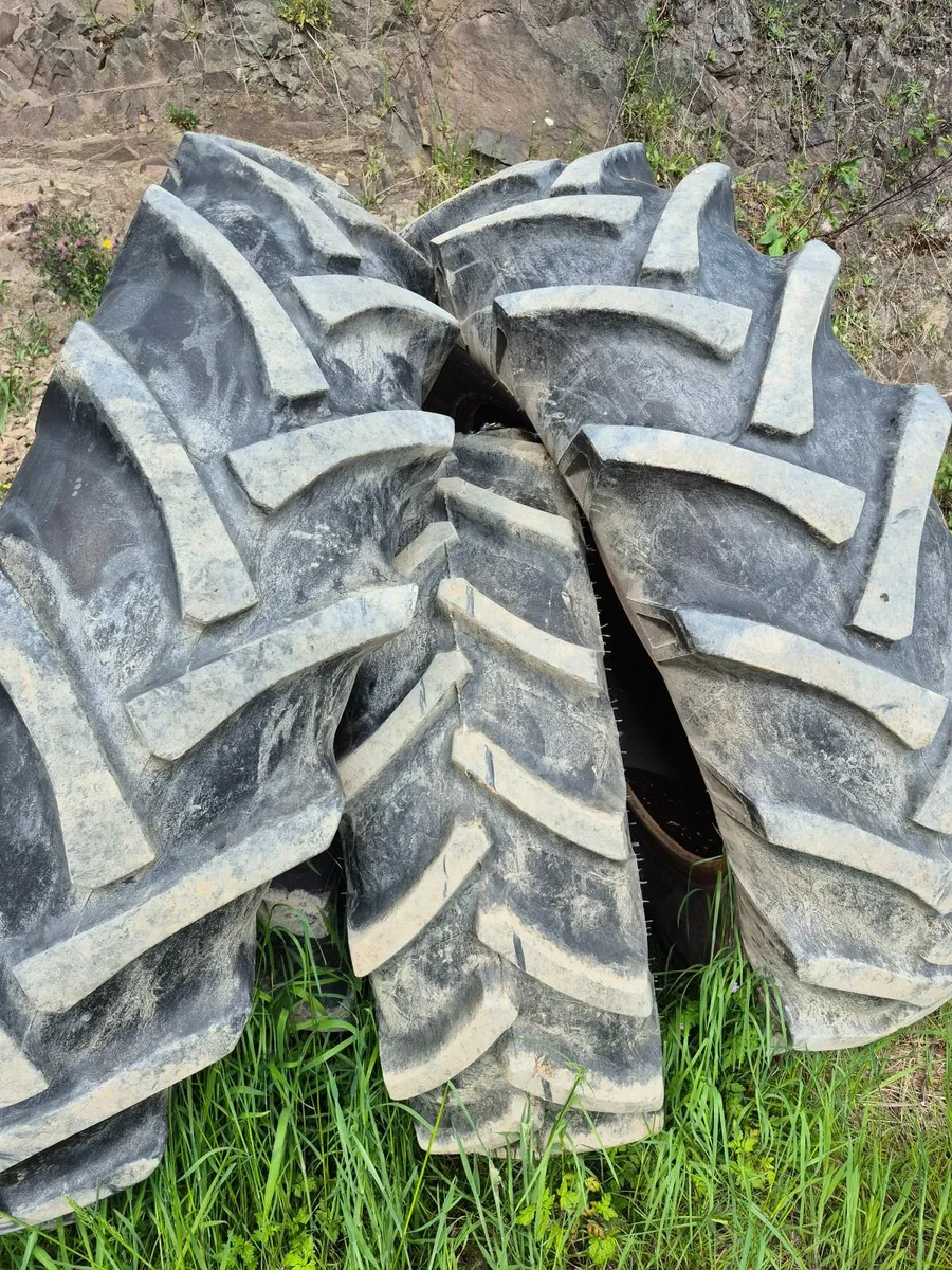 John Deere 6200 Tractor Tyres & Vicon Shaker - Image 2