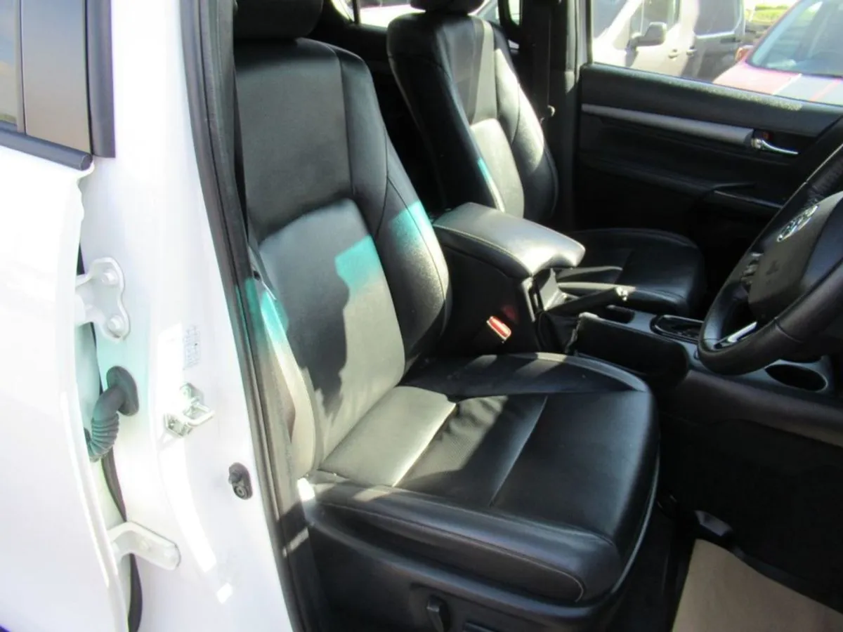 Toyota HiLux 2.8 D-4d Invincible X Pickup Double - Image 3