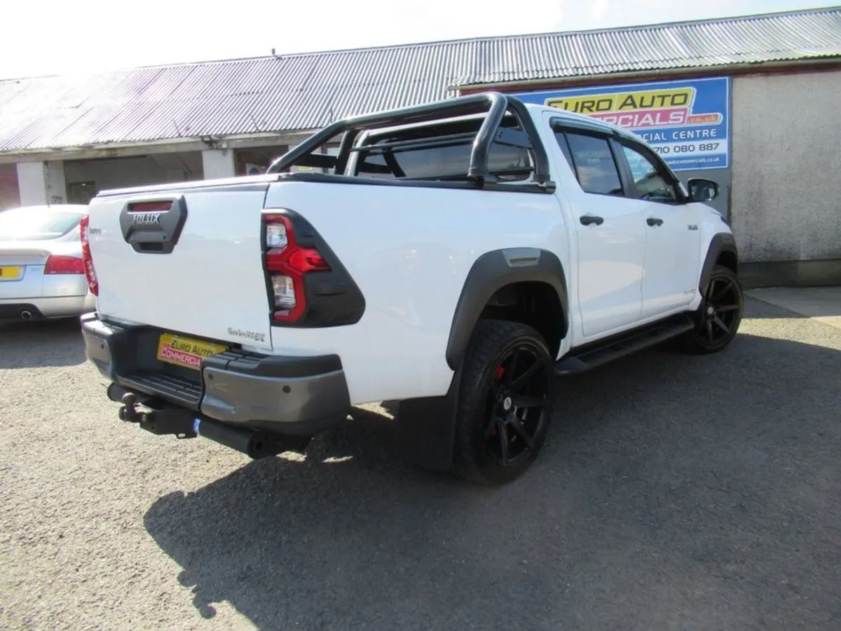 Toyota HiLux 2.8 D-4d Invincible X Pickup Double - Image 2