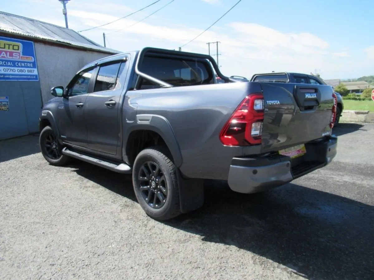 Toyota HiLux 2.8 D-4d Invincible X Pickup Double - Image 2