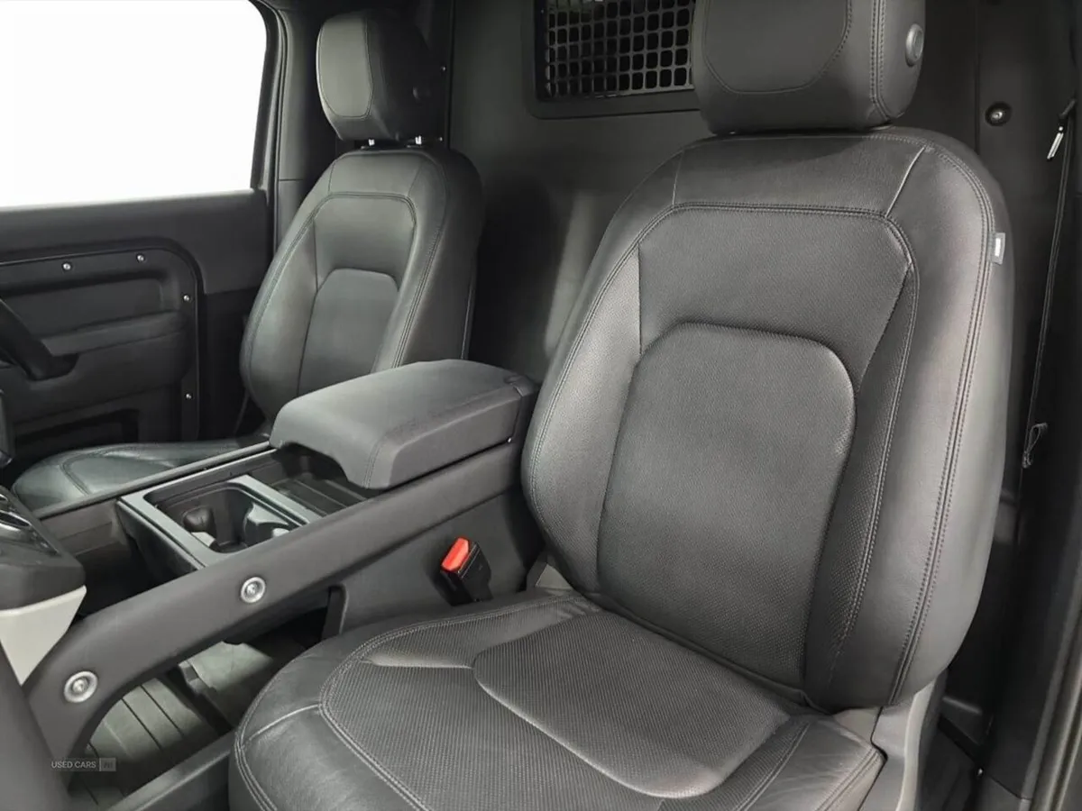 Land Rover Defender 3.0 D250 Hard Top SE Auto - Image 4