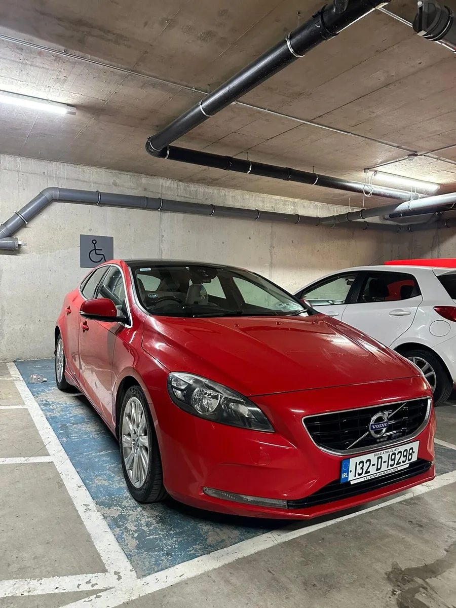Volvo v40 - Image 2
