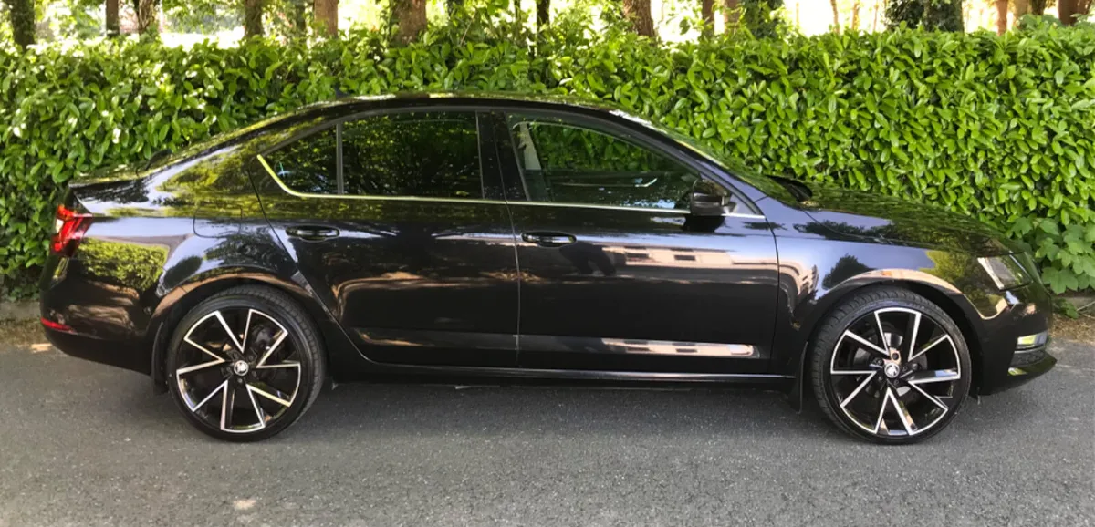 Skoda Octavia STYLE 1.6TDI 90HP Mint Condition - Image 3