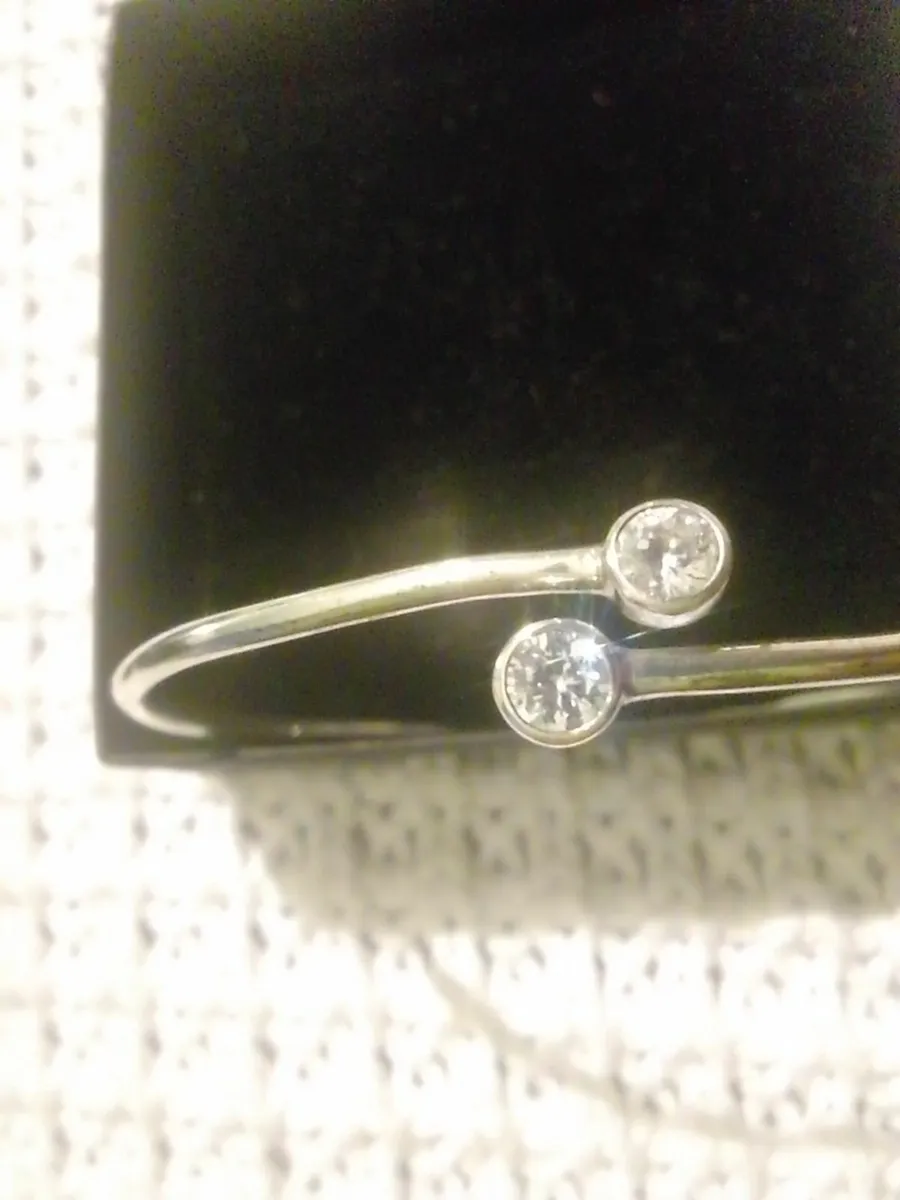 STERLING SILVER VINTAGE WHITE TOPAZ TORC BANGLE - Image 2