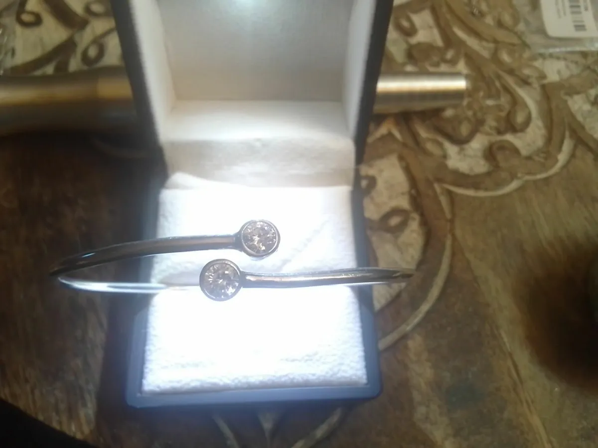 STERLING SILVER VINTAGE WHITE TOPAZ TORC BANGLE - Image 3
