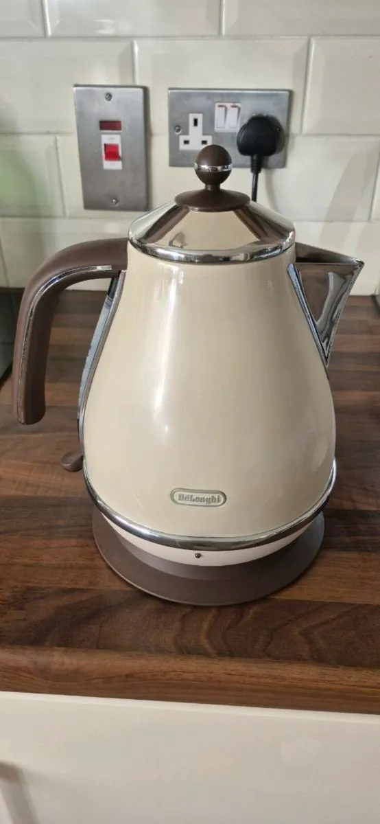De'Longhi Water Kettle, Vintage, 3000W 1.7L Creme - Image 1