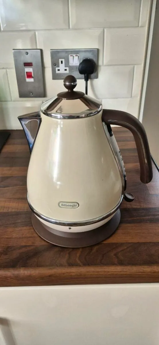 De'Longhi Water Kettle, Vintage, 3000W 1.7L Creme - Image 2