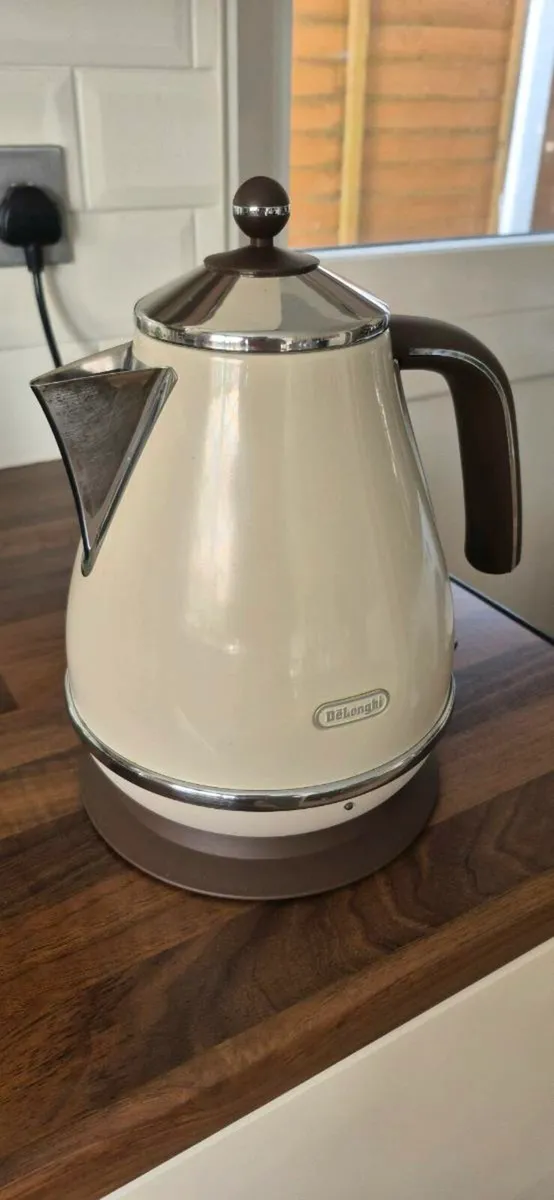 De'Longhi Water Kettle, Vintage, 3000W 1.7L Creme - Image 3