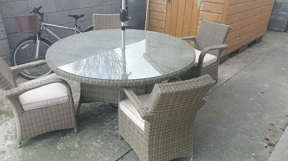 Garden table and chairs - Image 1