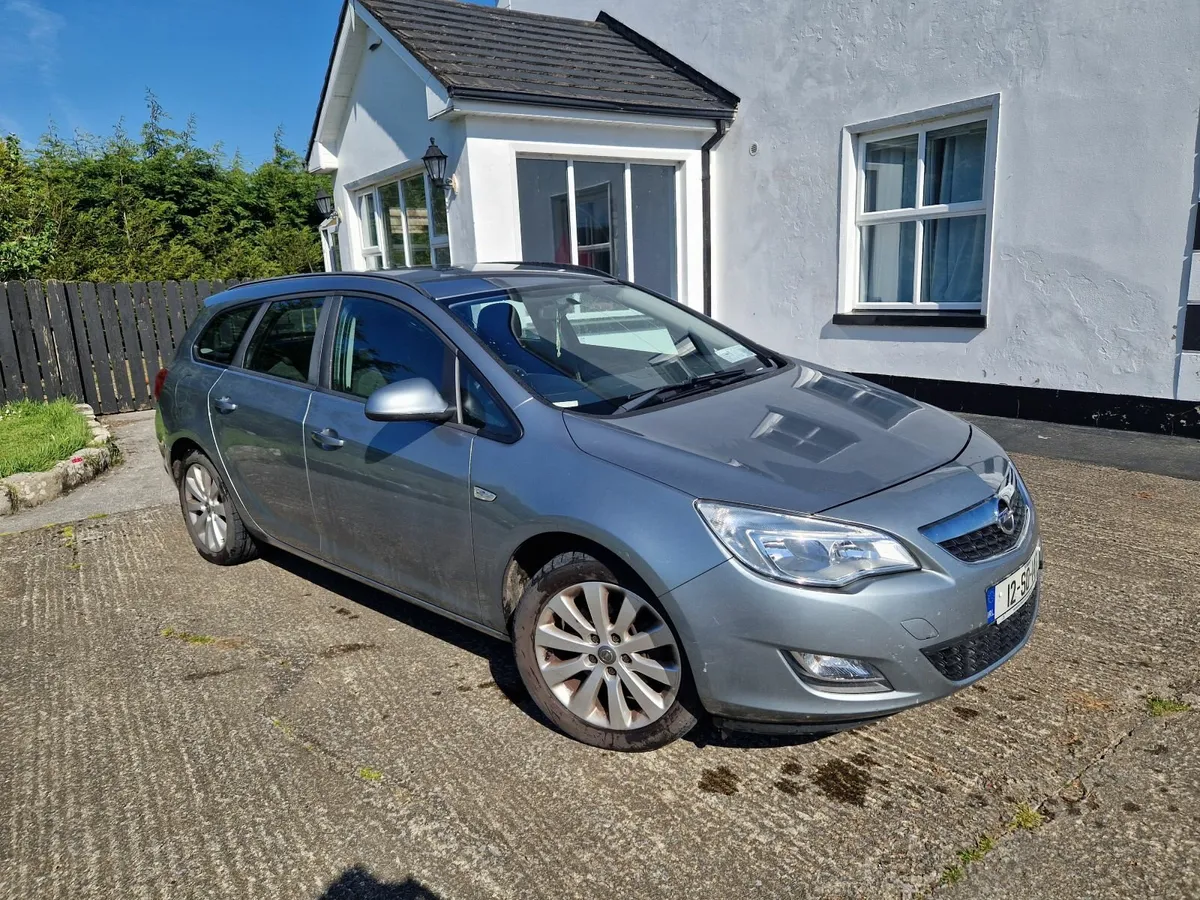 Opel Astra 2012 - Image 2