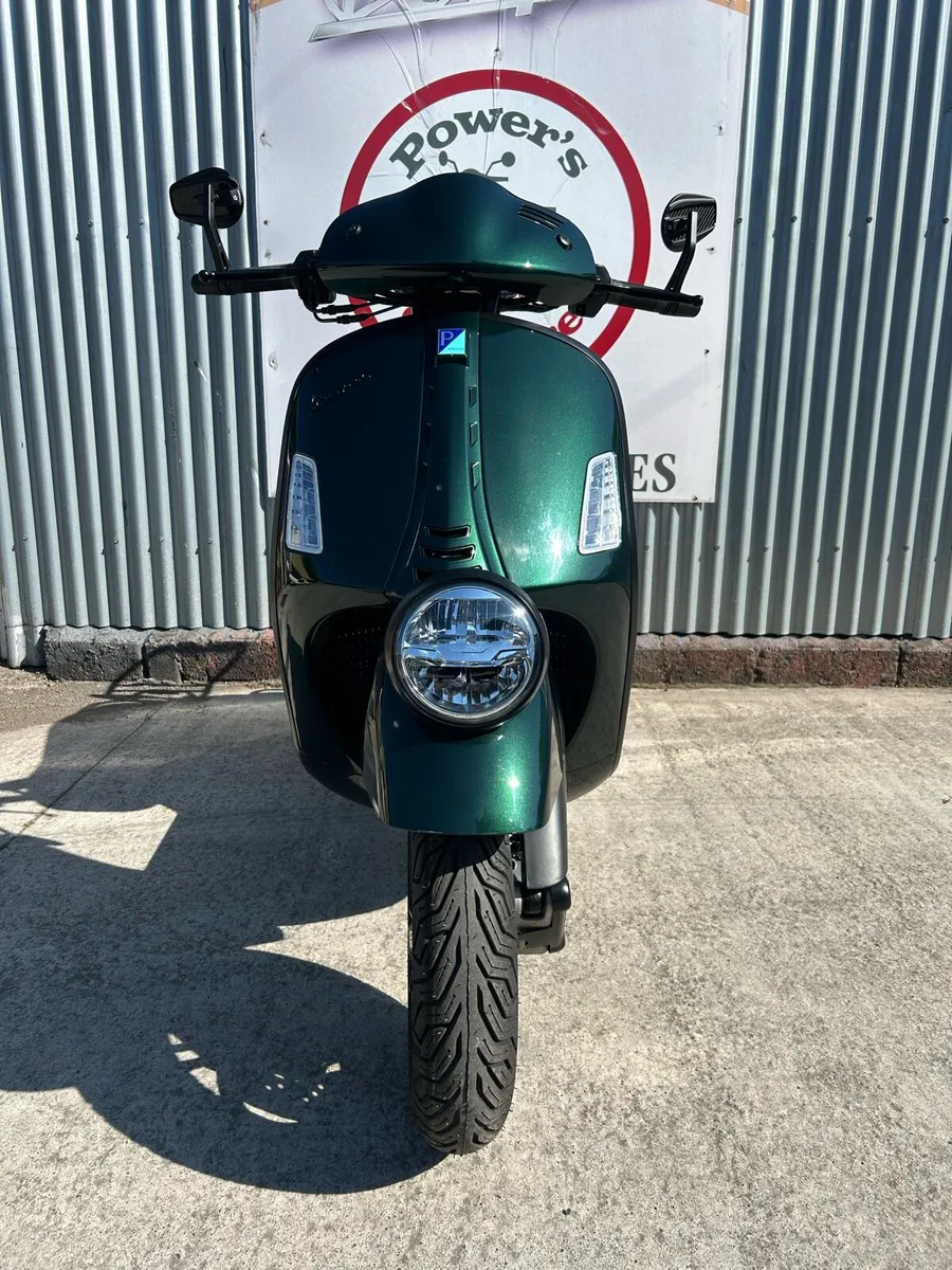 2025 Vespa GTV 300 - Image 2