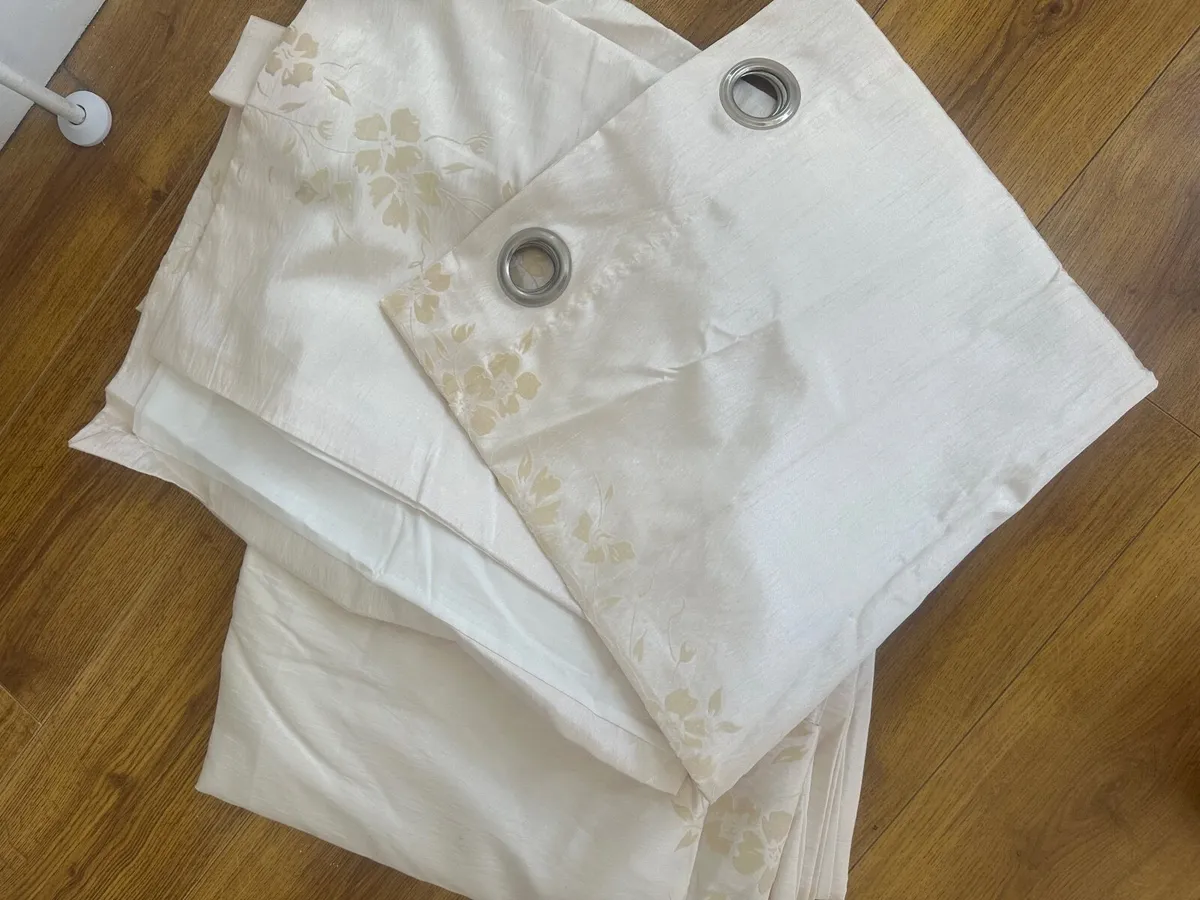 Selection of Curtains - Image 4