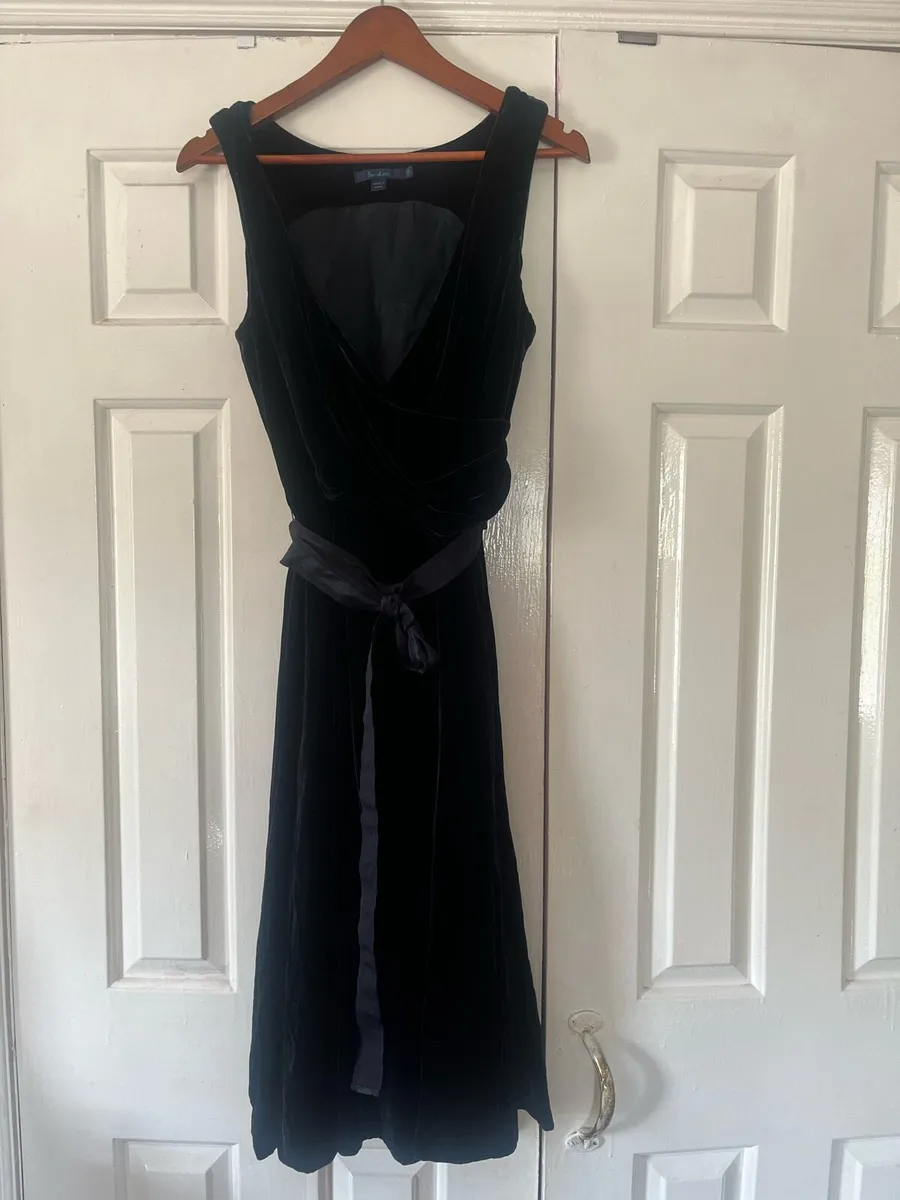 Boden midnight blue velvet dress - Image 4