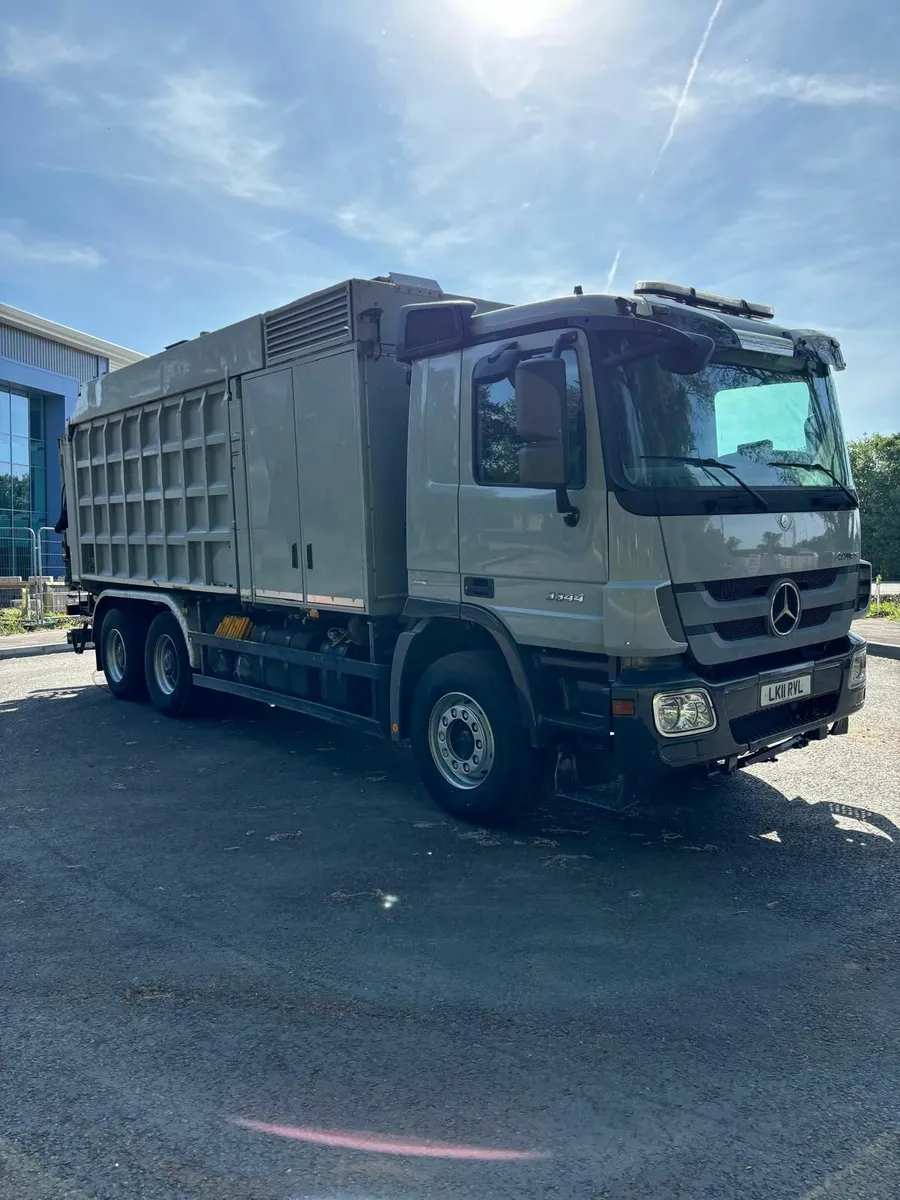Mercedes-Benz Rsp Suction excavator/vac ex 2011 - Image 1