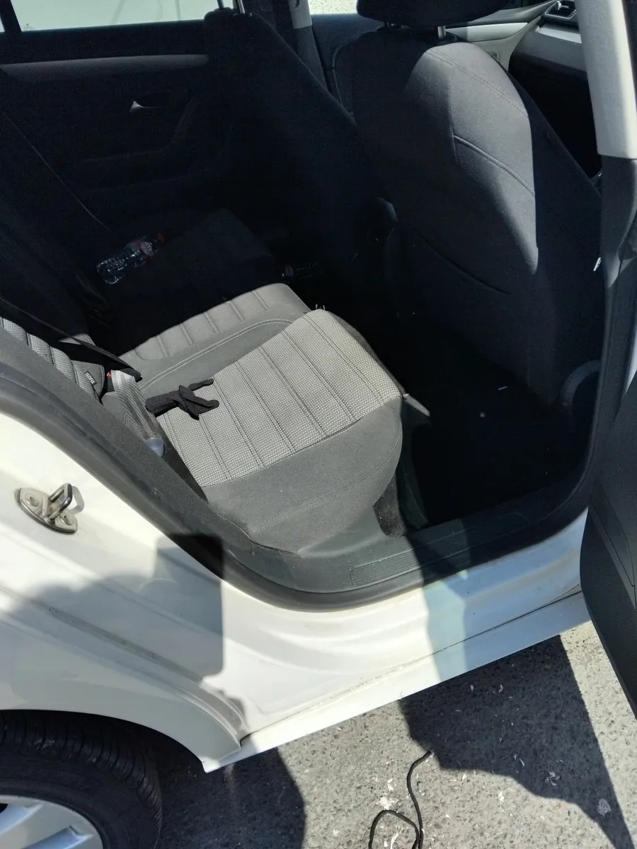 Volkswagen Passat 2011 - Image 2