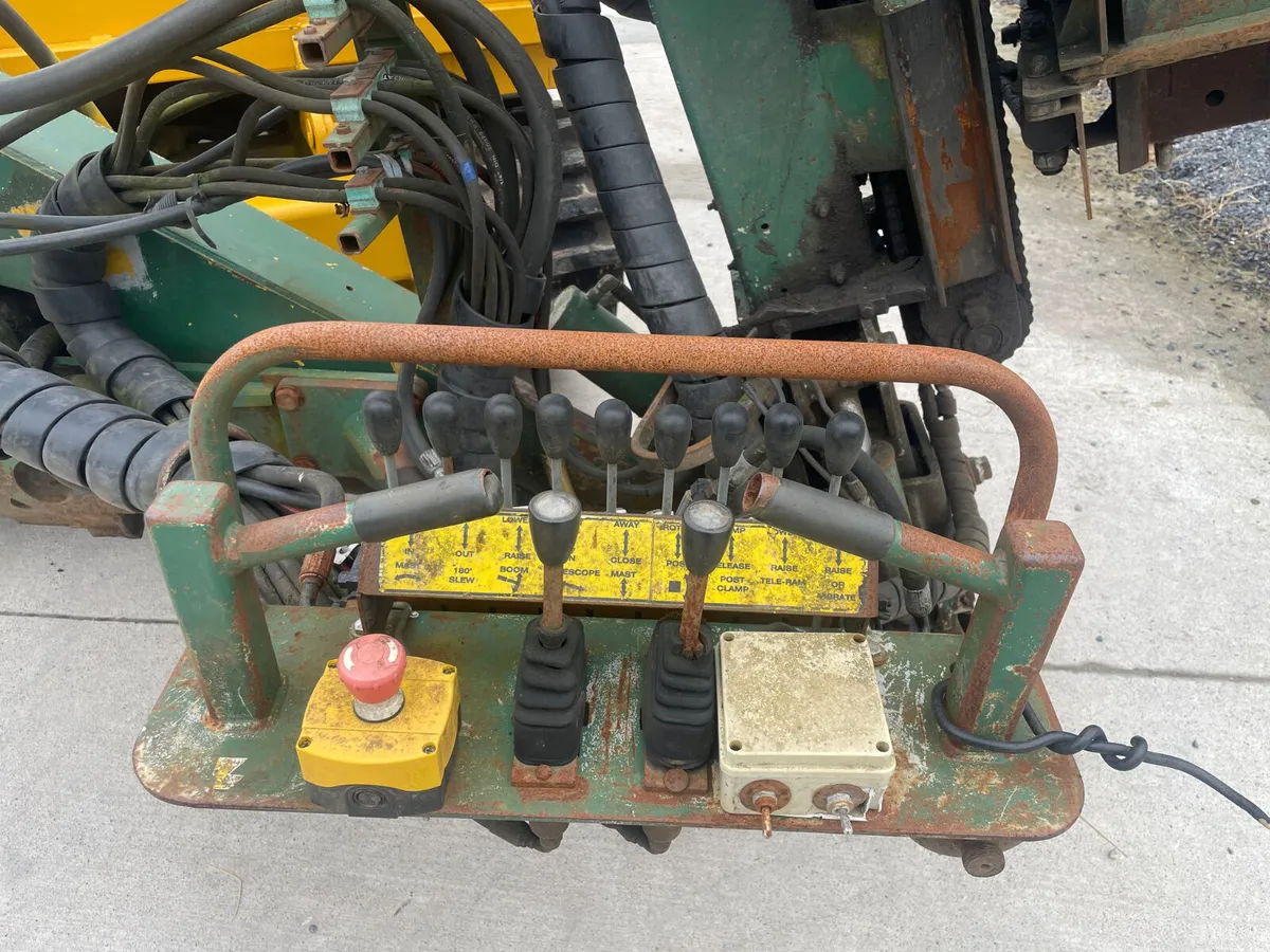 Morooka MST 600 VD with Vibrating Post Driver - Image 3