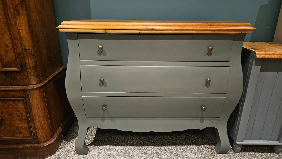 Chest of drawers